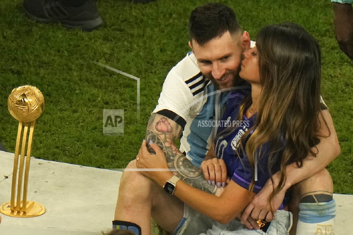 messi and his wife1671420722.jpg